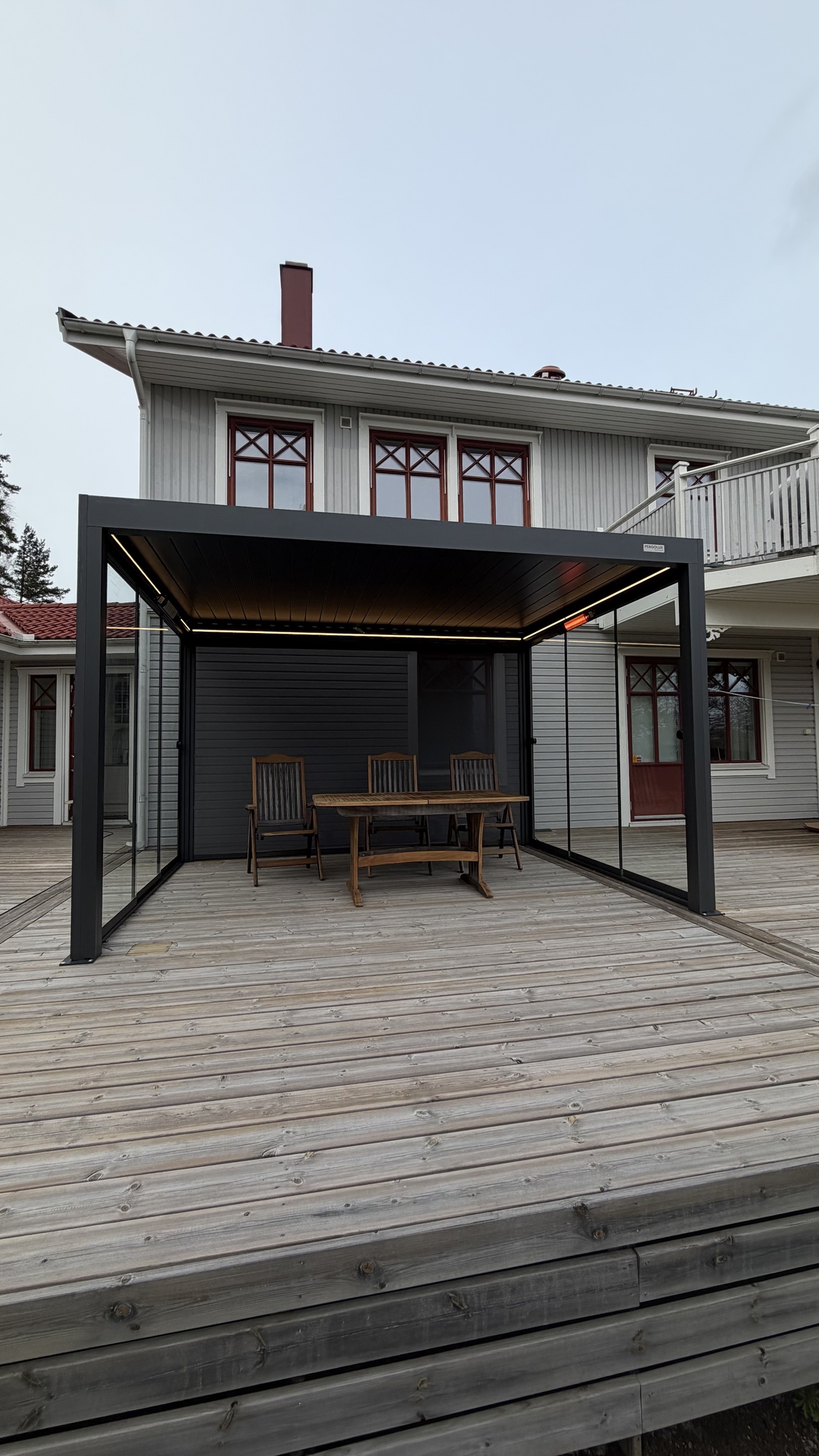 Installation av Pergolux pergola vid villa